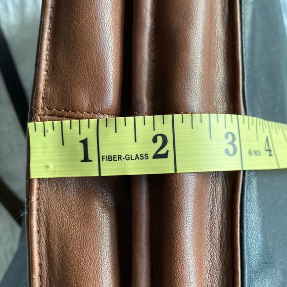 Opale genuine leather crossbody bag in black and tan. Multiple compartments. - Picture 9 of 17